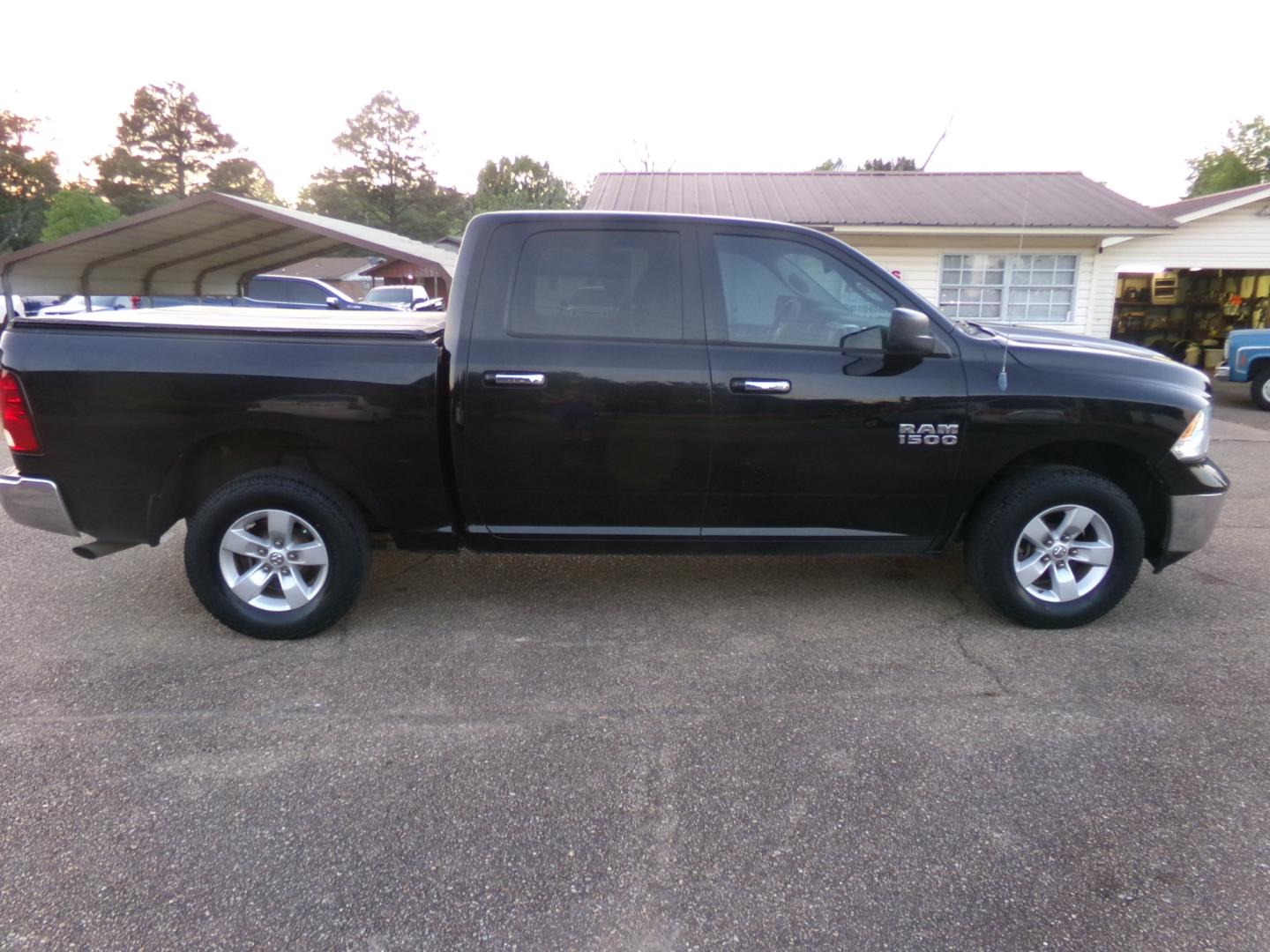 2013 Black /Gray RAM 1500 SLT (1C6RR7LG6DS) with an 3.6L engine, 6-speed automatic transmission, located at 401 First NE, Bearden, AR, 71720, (870) 687-3414, 33.726528, -92.611519 - Photo#27